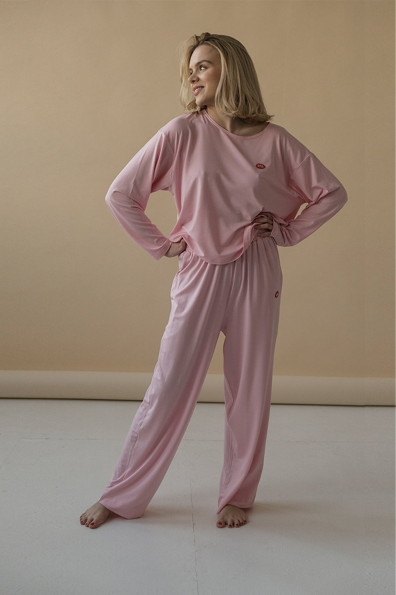 „long story” wygodne, szerokie spodnie do spania w kolorze różowym